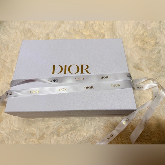 Authentic Dior Box with Ribbon - Picture 2 of 5